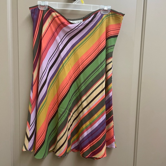 Striped skirt with side zip closure. - Picture 1 of 2